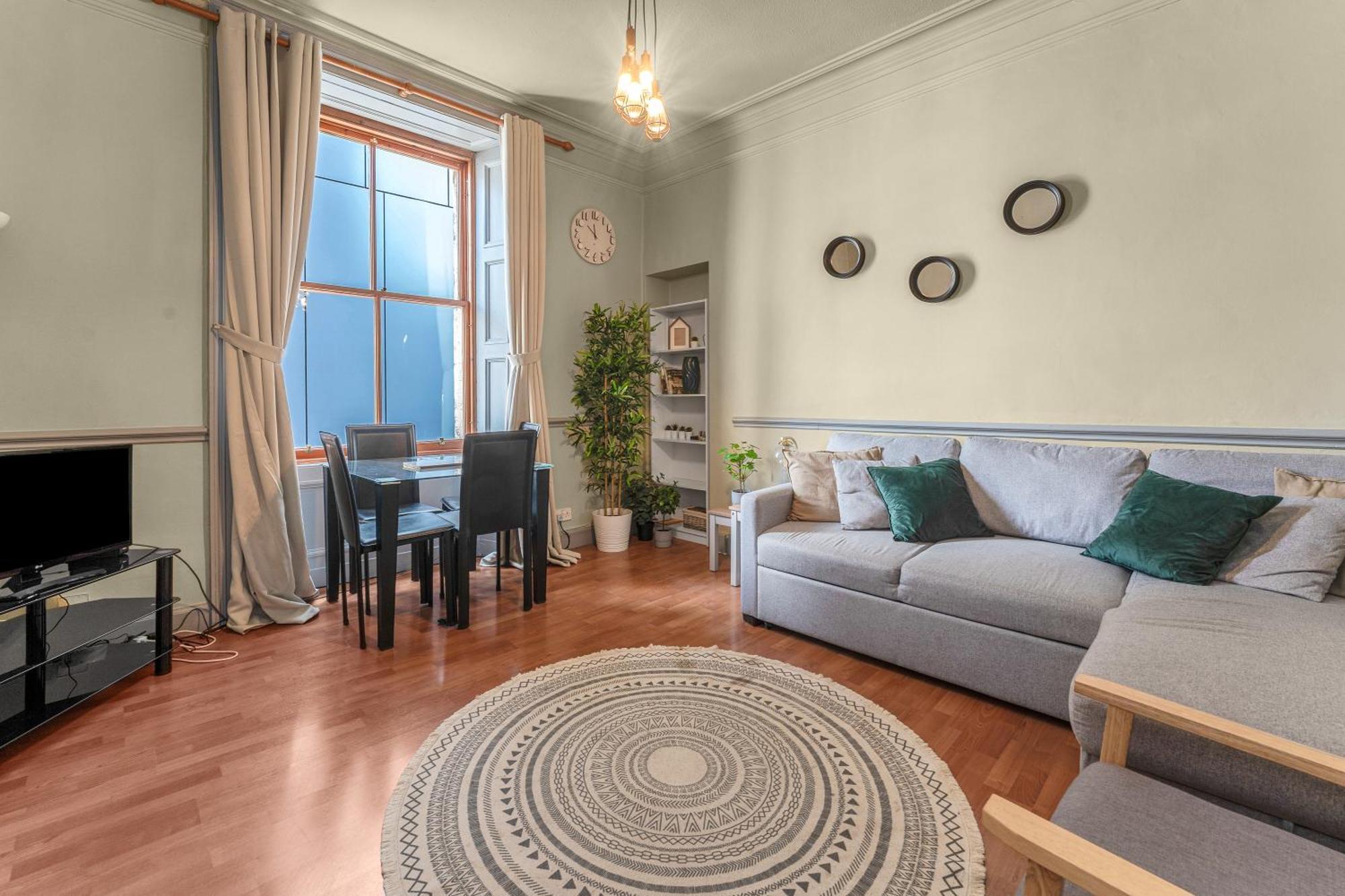 Central, Cozy 2br-1ba-haymarket - With Parking